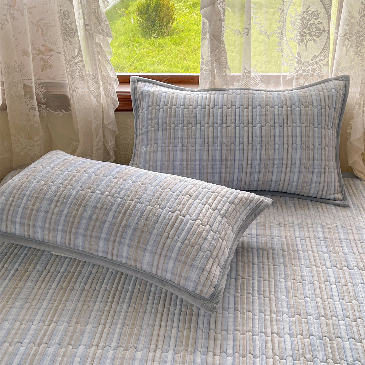 91家纺网 家纺一手货源 找家纺 慕木家纺 2025新款A类高克重欧式牛奶绒夹棉床盖珠帘花系列-场景二 珠帘花-蓝