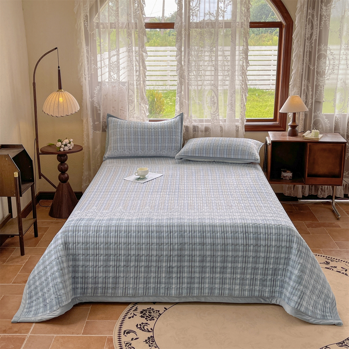 91家纺网 家纺一手货源 找家纺 慕木家纺 2025新款A类高克重欧式牛奶绒夹棉床盖珠帘花系列-场景二 珠帘花-蓝