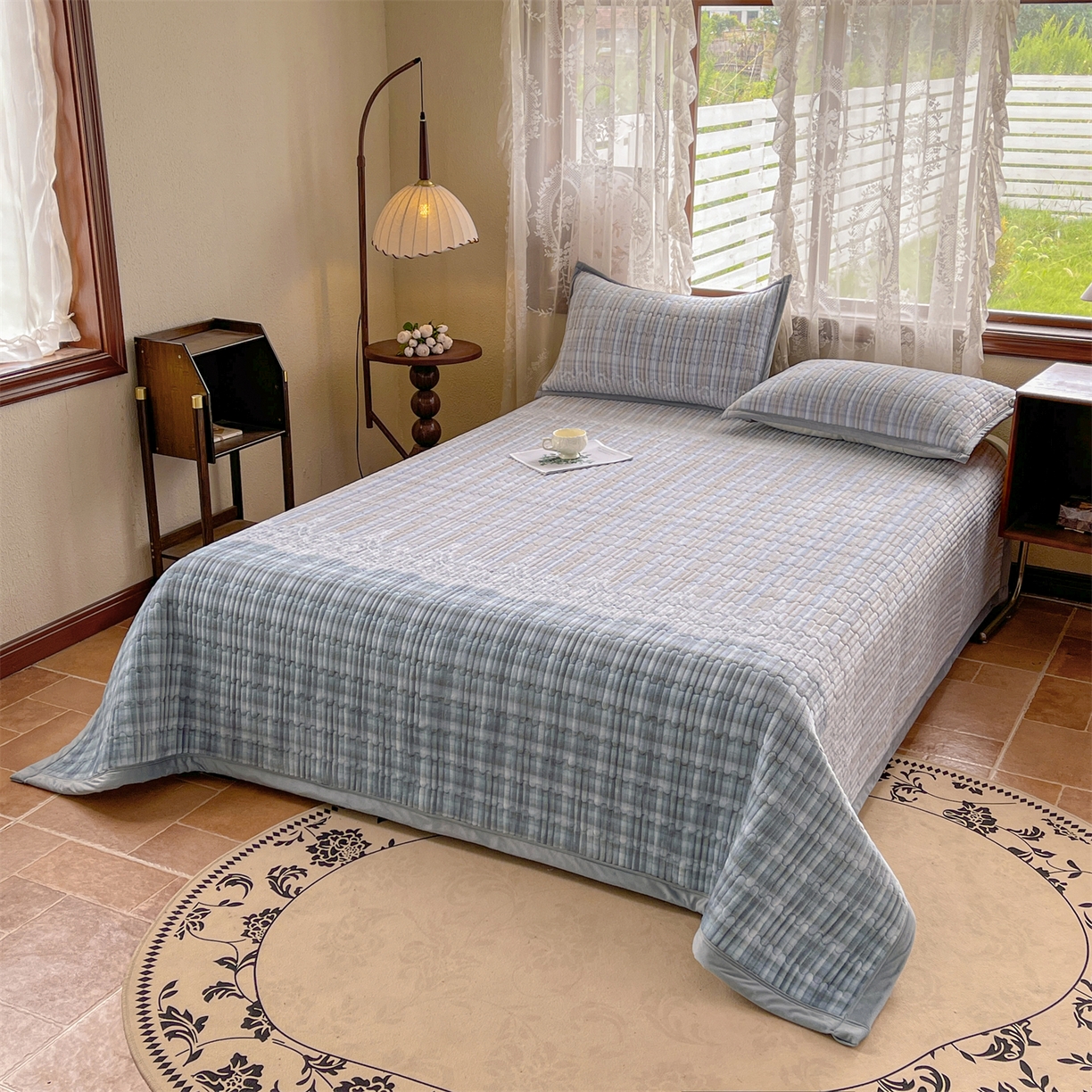 91家纺网 家纺一手货源 找家纺 慕木家纺 2025新款A类高克重欧式牛奶绒夹棉床盖珠帘花系列-场景二 珠帘花-蓝