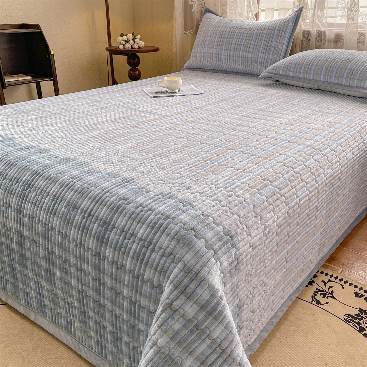 91家纺网 家纺一手货源 找家纺 慕木家纺 2025新款A类高克重欧式牛奶绒夹棉床盖珠帘花系列-场景二 珠帘花-蓝