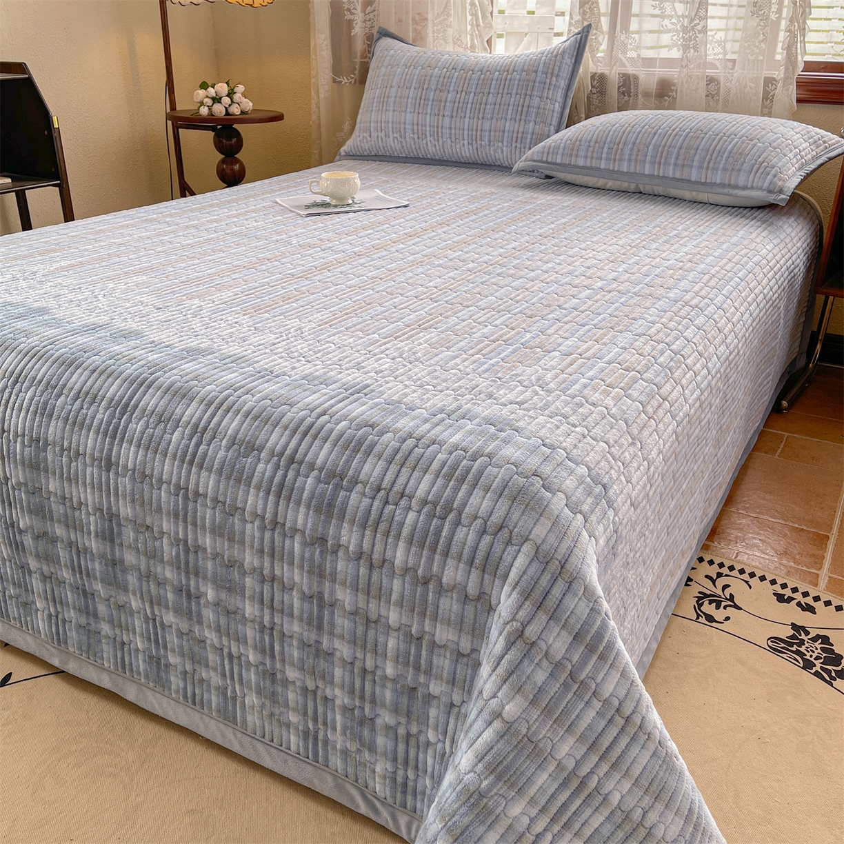 91家纺网 家纺一手货源 找家纺 慕木家纺 2025新款A类高克重欧式牛奶绒夹棉床盖珠帘花系列-场景二 珠帘花-蓝