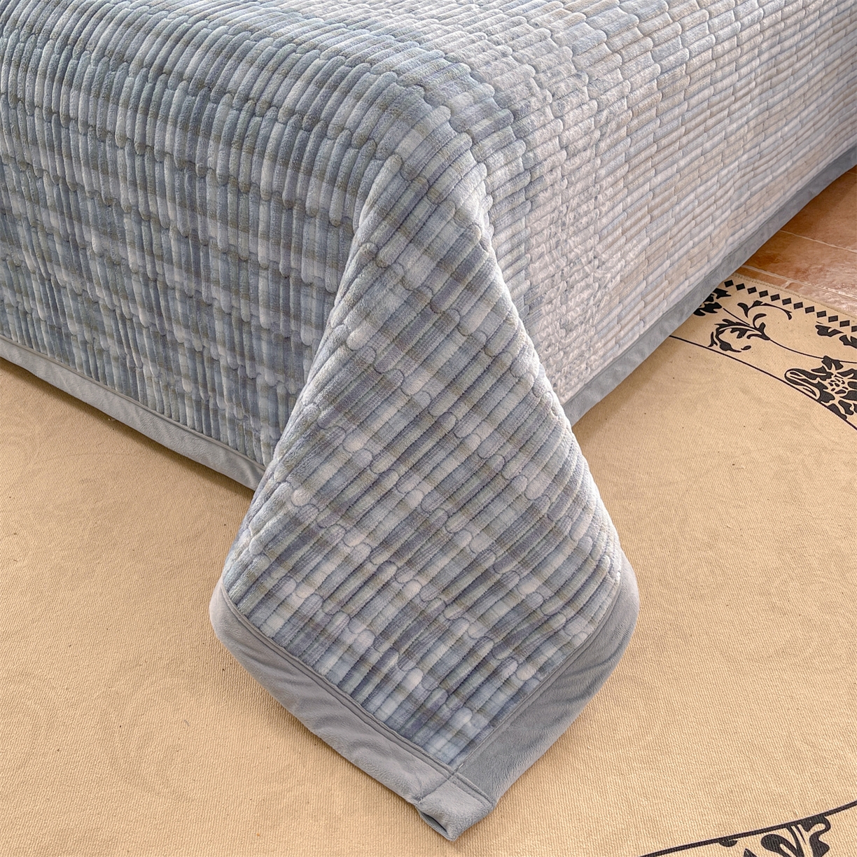 91家纺网 家纺一手货源 找家纺 慕木家纺 2025新款A类高克重欧式牛奶绒夹棉床盖珠帘花系列-场景二 珠帘花-蓝