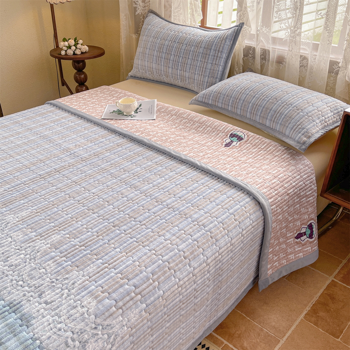 91家纺网 家纺一手货源 找家纺 慕木家纺 2025新款A类高克重欧式牛奶绒夹棉床盖珠帘花系列-场景二 珠帘花-蓝