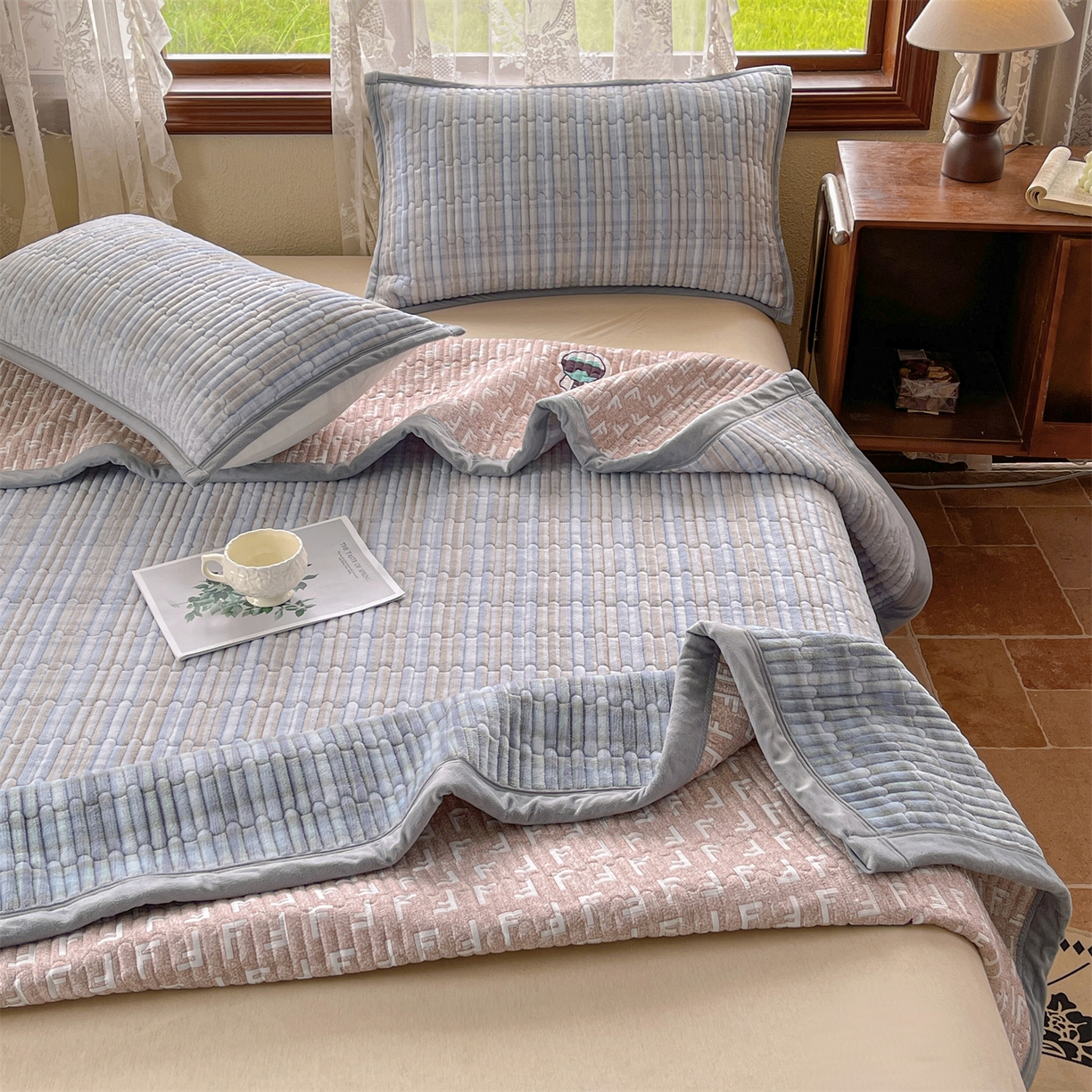 91家纺网 家纺一手货源 找家纺 慕木家纺 2025新款A类高克重欧式牛奶绒夹棉床盖珠帘花系列-场景二 珠帘花-蓝