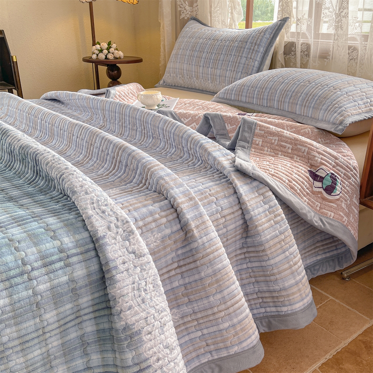 91家纺网 家纺一手货源 找家纺 慕木家纺 2025新款A类高克重欧式牛奶绒夹棉床盖珠帘花系列-场景二 珠帘花-蓝