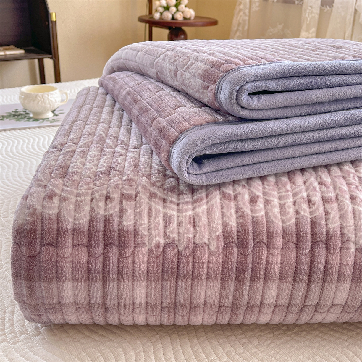 慕木家纺 2025新款A类高克重欧式牛奶绒夹棉床盖珠帘花系列-场景二 珠帘花-紫