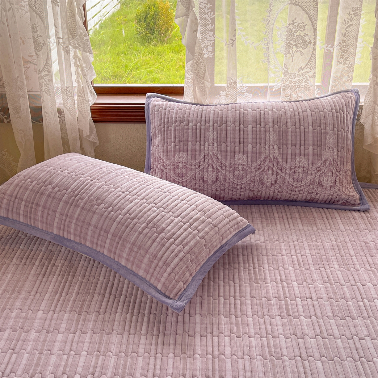 91家纺网 家纺一手货源 找家纺 慕木家纺 2025新款A类高克重欧式牛奶绒夹棉床盖珠帘花系列-场景二 珠帘花-紫