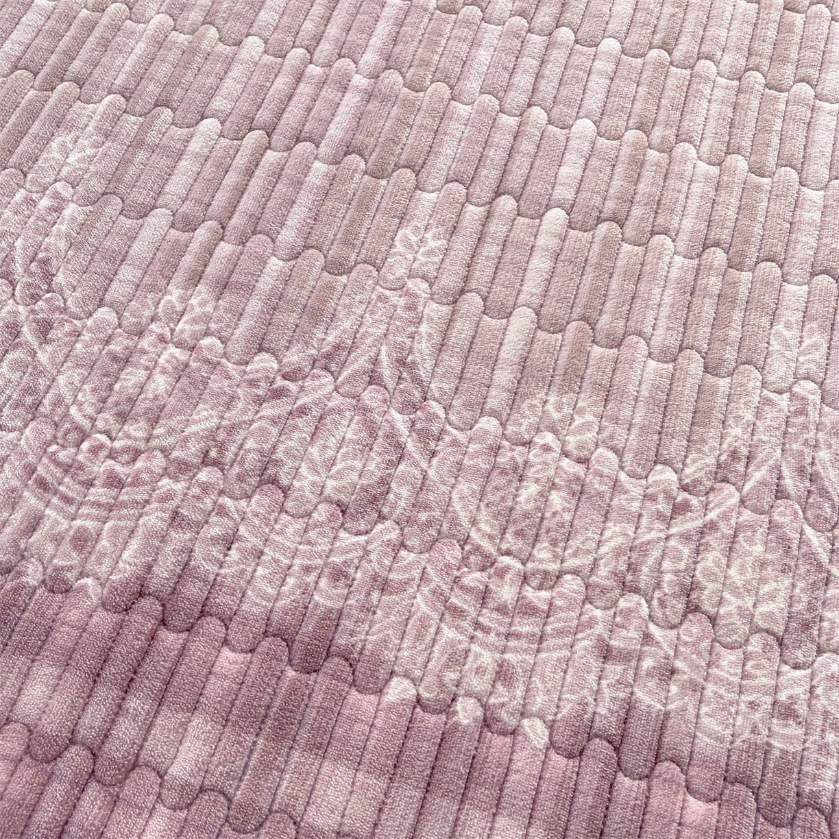 91家纺网 家纺一手货源 找家纺 慕木家纺 2025新款A类高克重欧式牛奶绒夹棉床盖珠帘花系列-场景二 珠帘花-紫