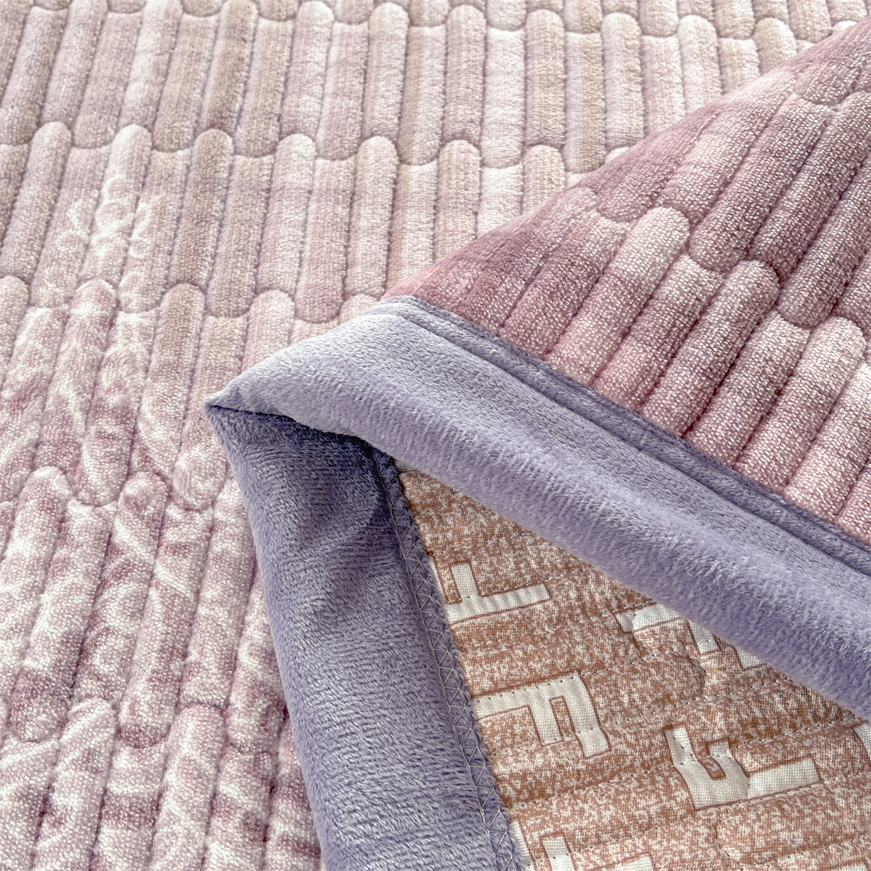 91家纺网 家纺一手货源 找家纺 慕木家纺 2025新款A类高克重欧式牛奶绒夹棉床盖珠帘花系列-场景二 珠帘花-紫