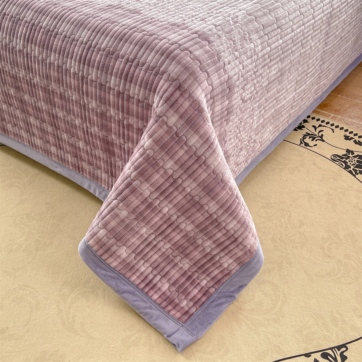 91家纺网 家纺一手货源 找家纺 慕木家纺 2025新款A类高克重欧式牛奶绒夹棉床盖珠帘花系列-场景二 珠帘花-紫