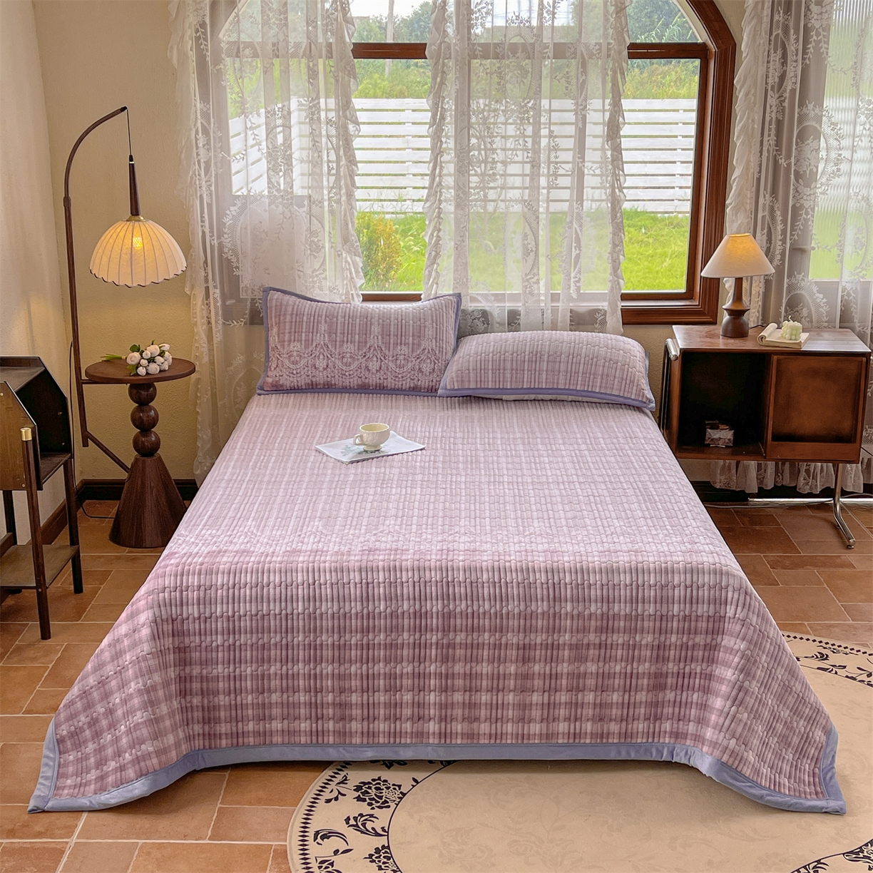 91家纺网 家纺一手货源 找家纺 慕木家纺 2025新款A类高克重欧式牛奶绒夹棉床盖珠帘花系列-场景二 珠帘花-紫