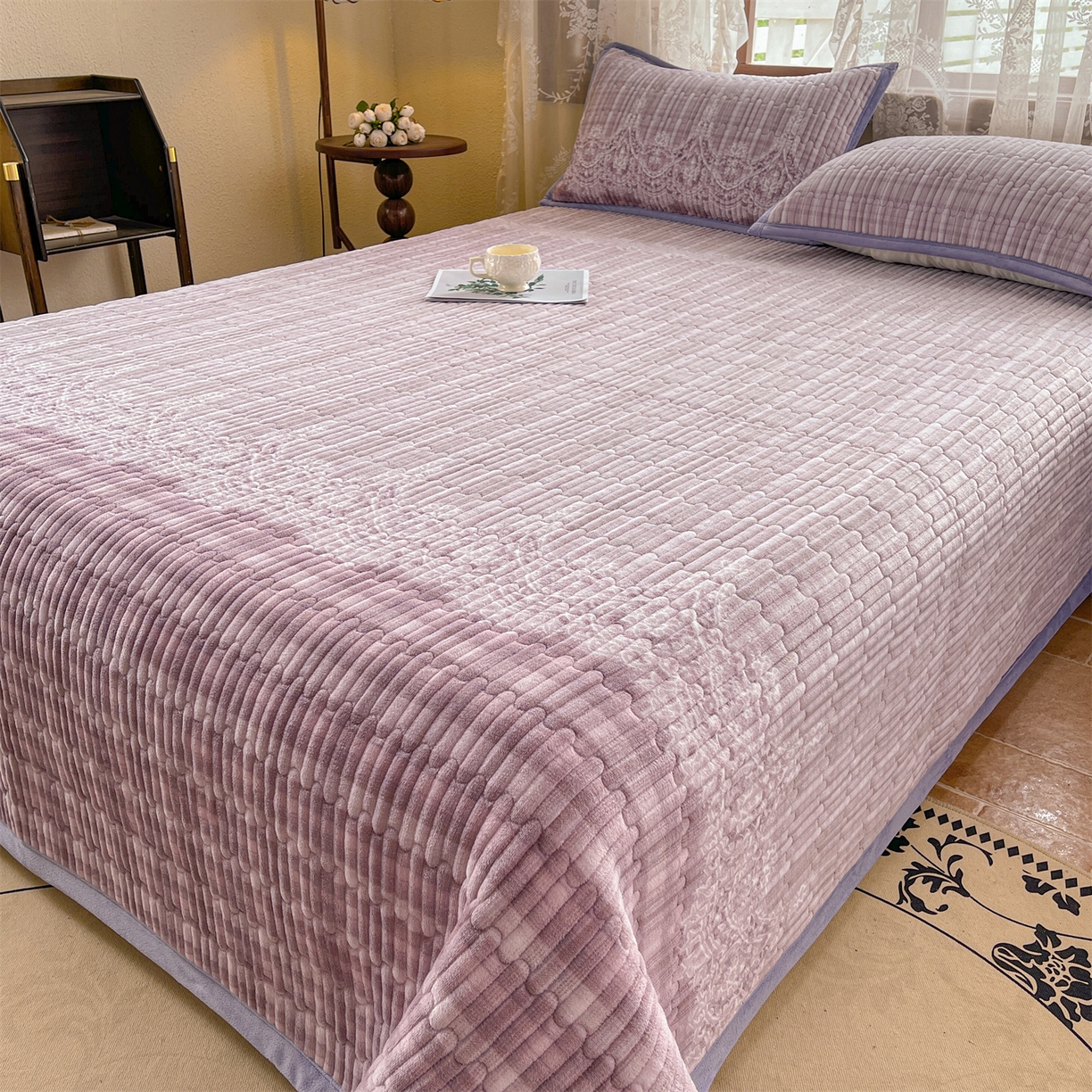 91家纺网 家纺一手货源 找家纺 慕木家纺 2025新款A类高克重欧式牛奶绒夹棉床盖珠帘花系列-场景二 珠帘花-紫