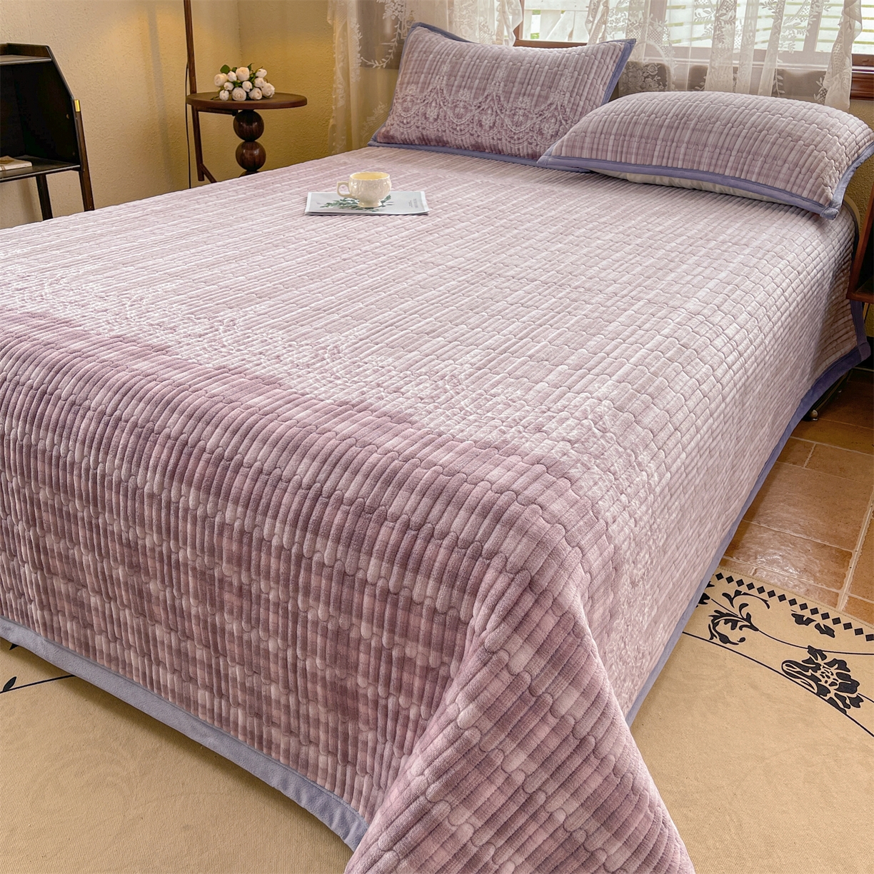 91家纺网 家纺一手货源 找家纺 慕木家纺 2025新款A类高克重欧式牛奶绒夹棉床盖珠帘花系列-场景二 珠帘花-紫