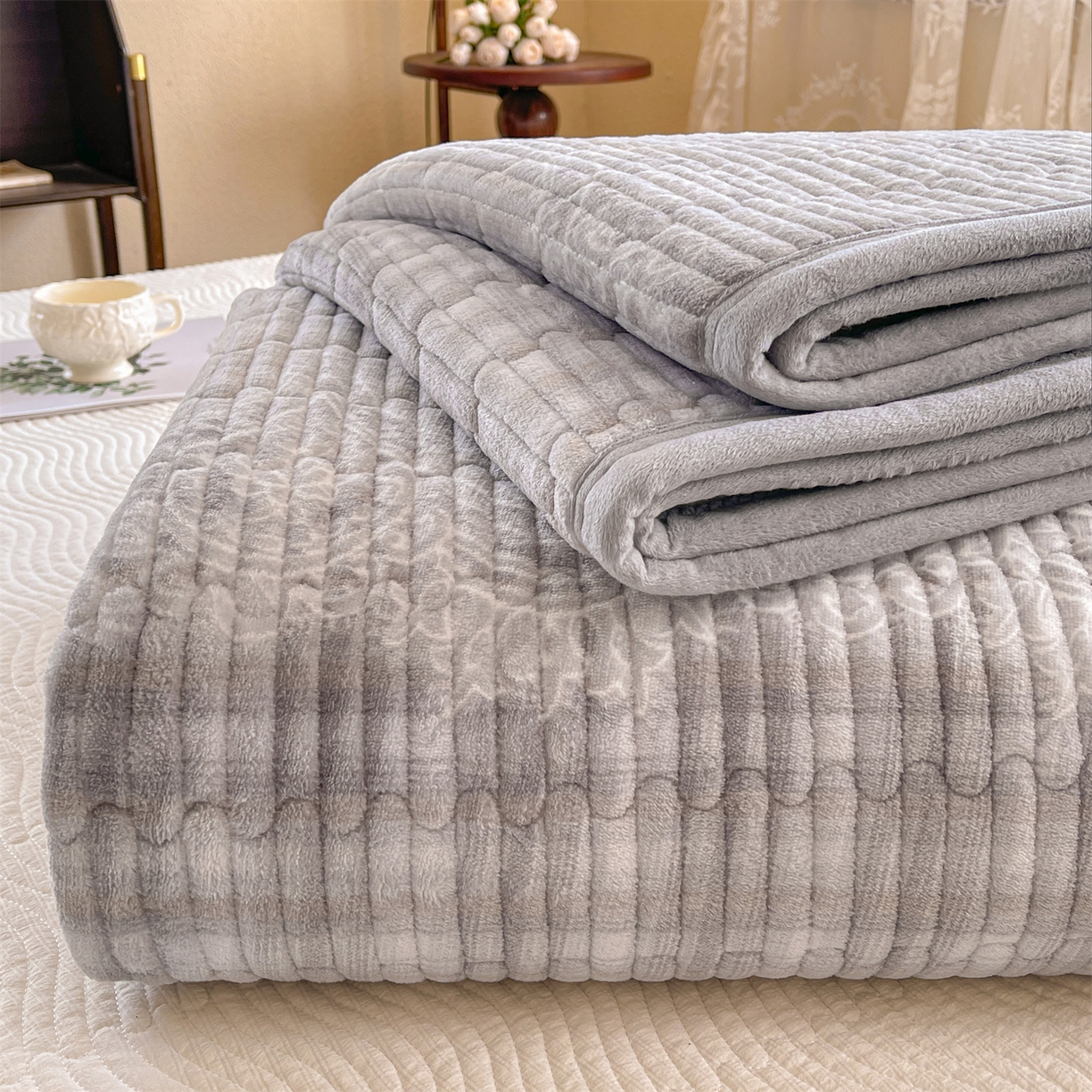 慕木家纺 2025新款A类高克重欧式牛奶绒夹棉床盖珠帘花系列-场景二 珠帘花-灰