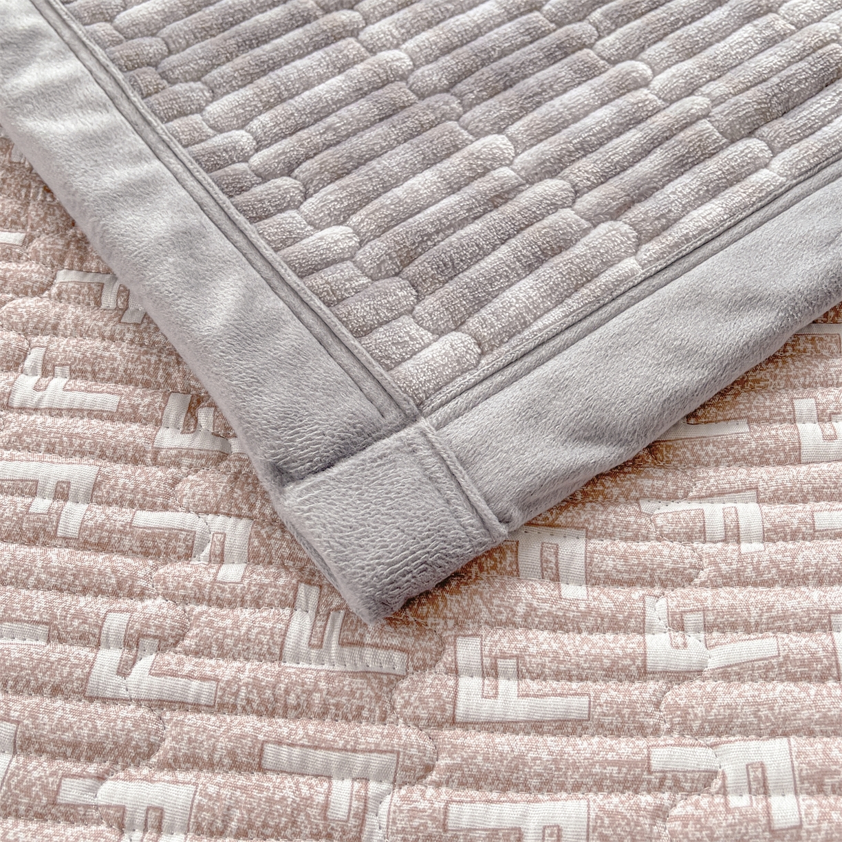 91家纺网 家纺一手货源 找家纺 慕木家纺 2025新款A类高克重欧式牛奶绒夹棉床盖珠帘花系列-场景二 珠帘花-灰