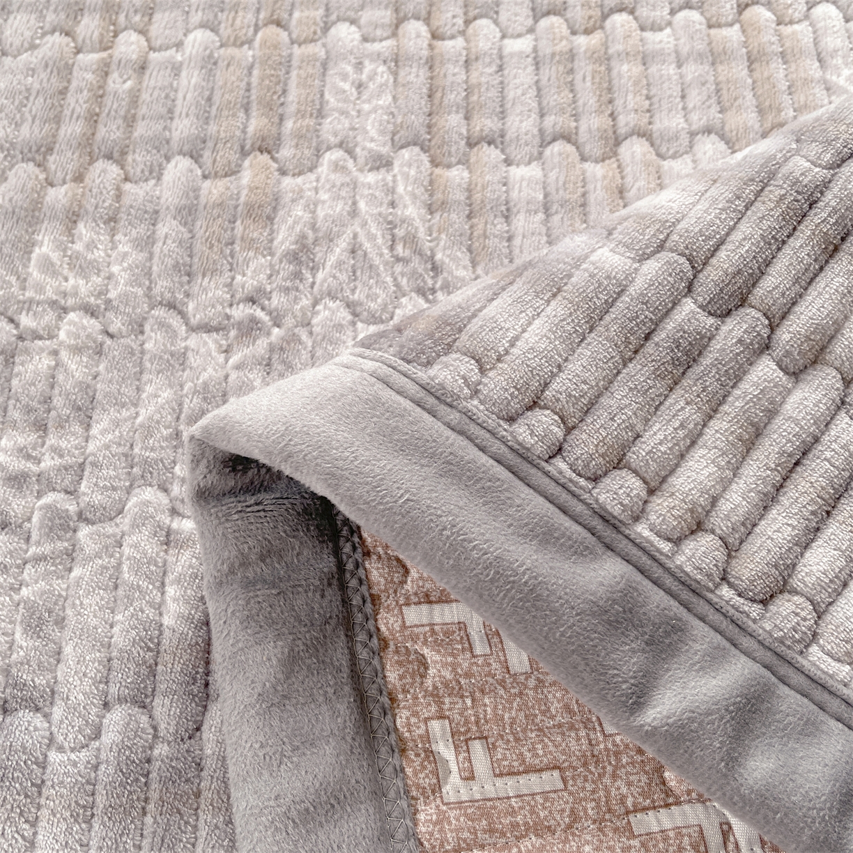 91家纺网 家纺一手货源 找家纺 慕木家纺 2025新款A类高克重欧式牛奶绒夹棉床盖珠帘花系列-场景二 珠帘花-灰