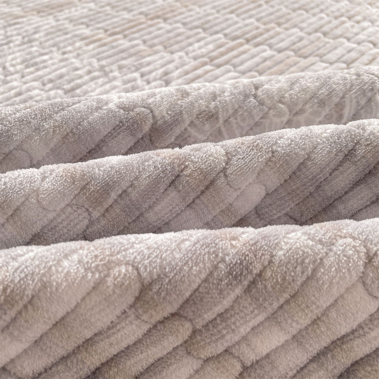 91家纺网 家纺一手货源 找家纺 慕木家纺 2025新款A类高克重欧式牛奶绒夹棉床盖珠帘花系列-场景二 珠帘花-灰