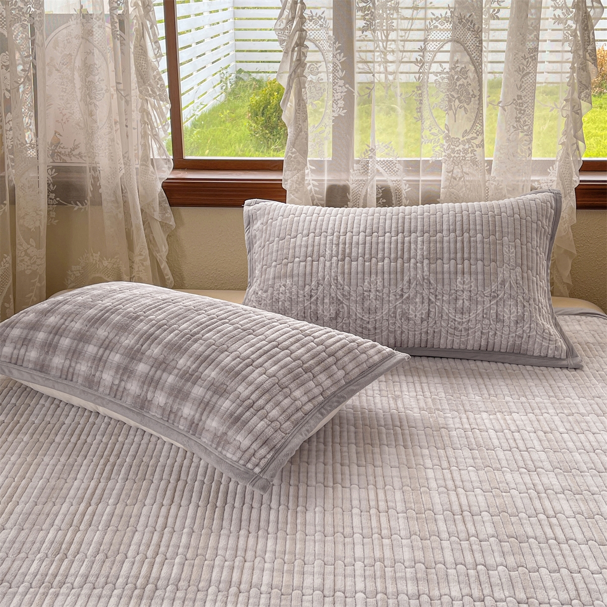 91家纺网 家纺一手货源 找家纺 慕木家纺 2025新款A类高克重欧式牛奶绒夹棉床盖珠帘花系列-场景二 珠帘花-灰