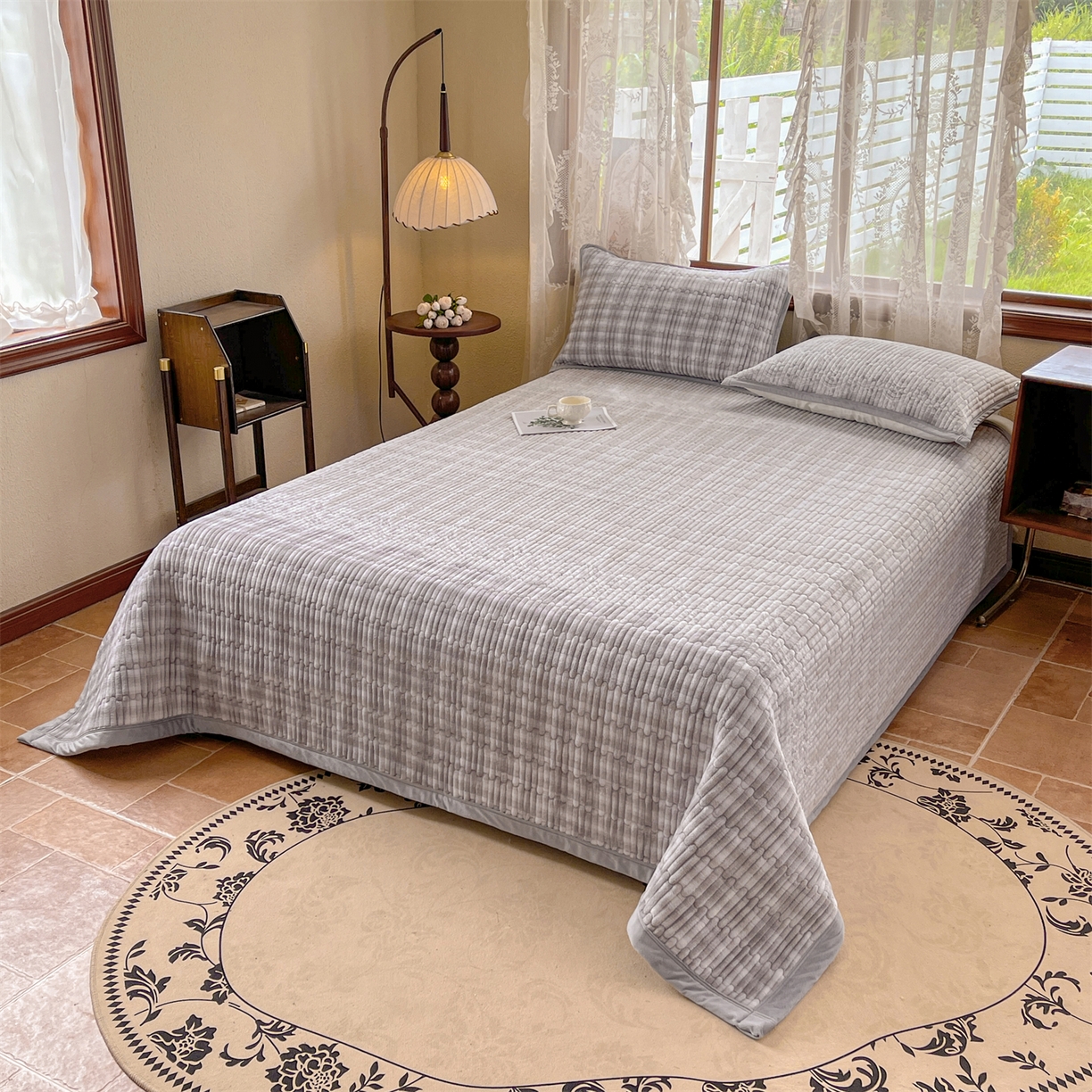 91家纺网 家纺一手货源 找家纺 慕木家纺 2025新款A类高克重欧式牛奶绒夹棉床盖珠帘花系列-场景二 珠帘花-灰