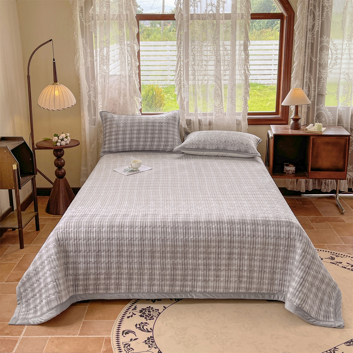 91家纺网 家纺一手货源 找家纺 慕木家纺 2025新款A类高克重欧式牛奶绒夹棉床盖珠帘花系列-场景二 珠帘花-灰