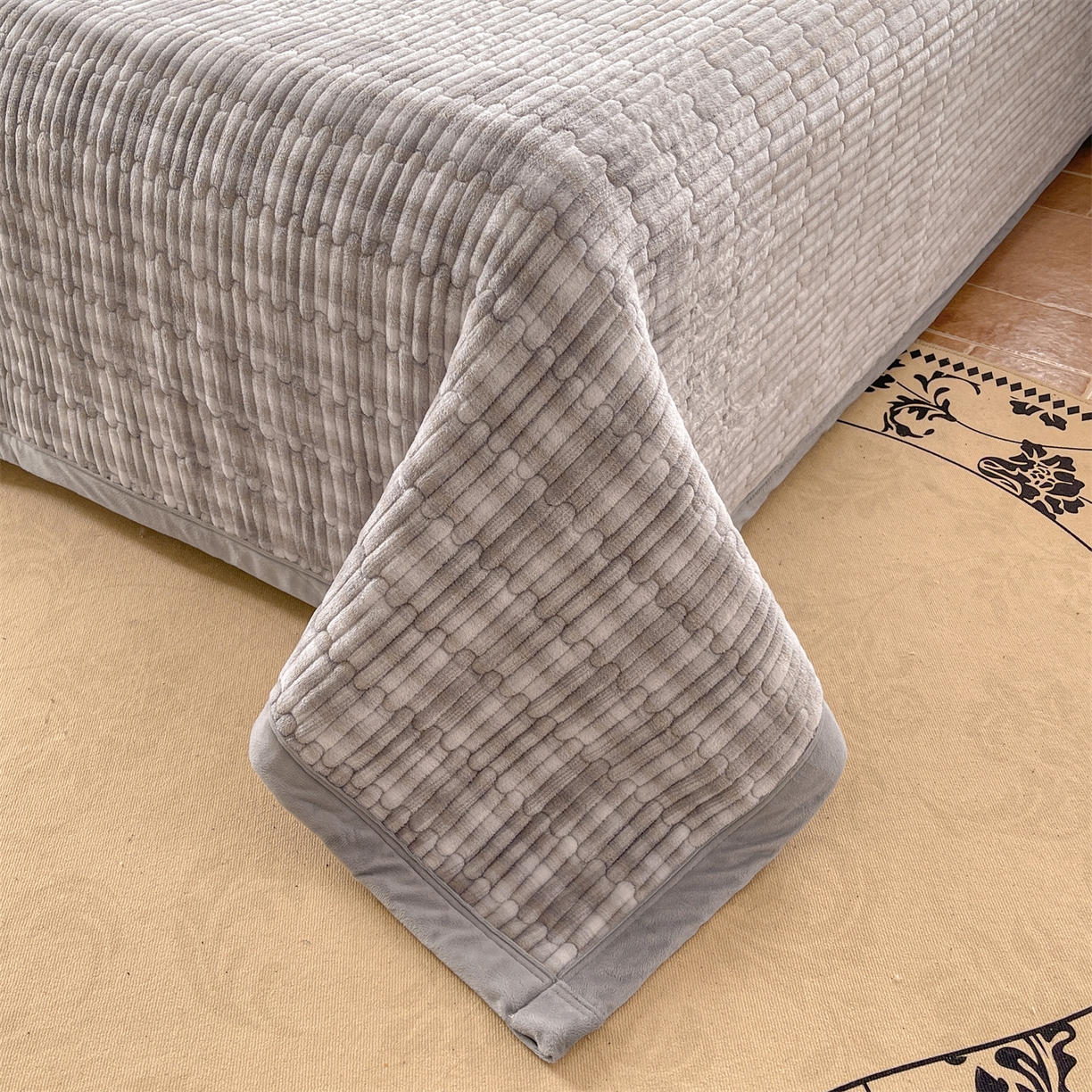 91家纺网 家纺一手货源 找家纺 慕木家纺 2025新款A类高克重欧式牛奶绒夹棉床盖珠帘花系列-场景二 珠帘花-灰