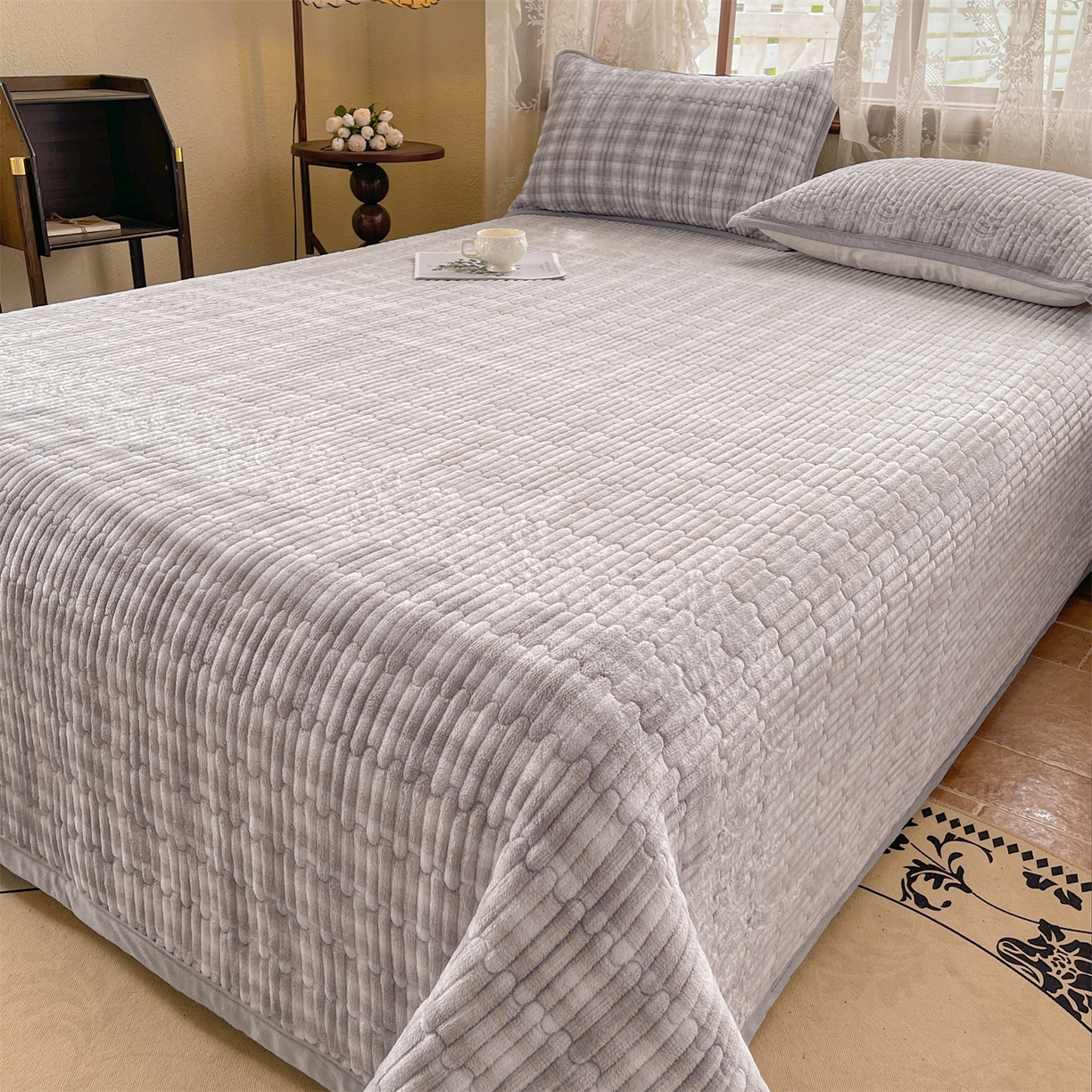 91家纺网 家纺一手货源 找家纺 慕木家纺 2025新款A类高克重欧式牛奶绒夹棉床盖珠帘花系列-场景二 珠帘花-灰