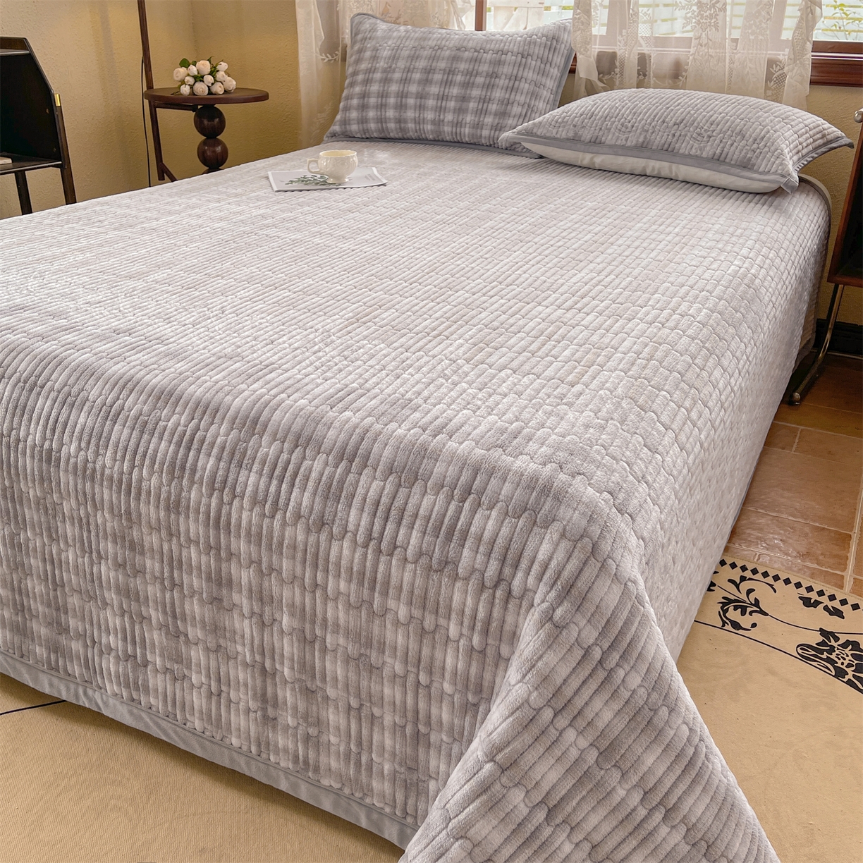 91家纺网 家纺一手货源 找家纺 慕木家纺 2025新款A类高克重欧式牛奶绒夹棉床盖珠帘花系列-场景二 珠帘花-灰