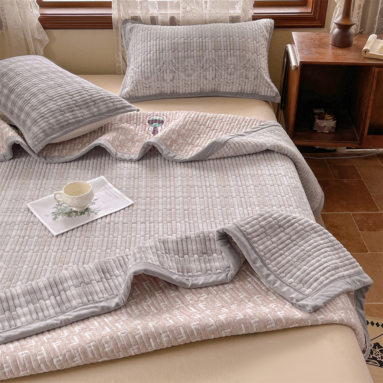 91家纺网 家纺一手货源 找家纺 慕木家纺 2025新款A类高克重欧式牛奶绒夹棉床盖珠帘花系列-场景二 珠帘花-灰