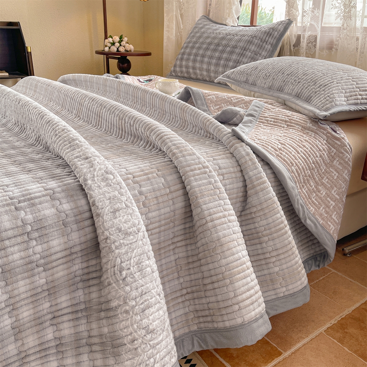 91家纺网 家纺一手货源 找家纺 慕木家纺 2025新款A类高克重欧式牛奶绒夹棉床盖珠帘花系列-场景二 珠帘花-灰