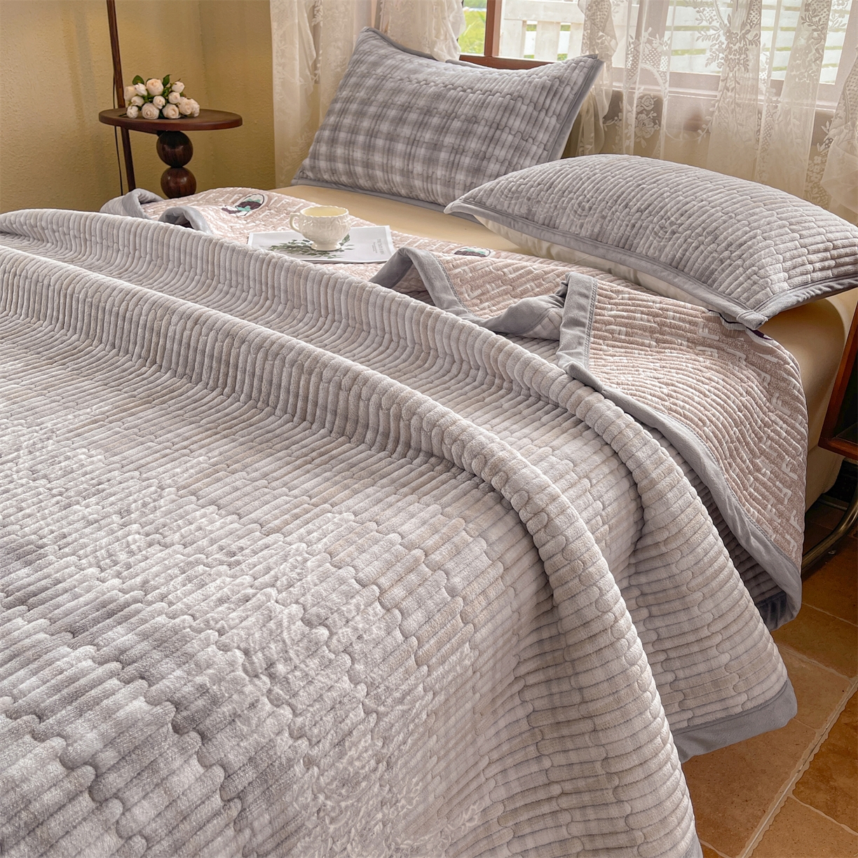 91家纺网 家纺一手货源 找家纺 慕木家纺 2025新款A类高克重欧式牛奶绒夹棉床盖珠帘花系列-场景二 珠帘花-灰