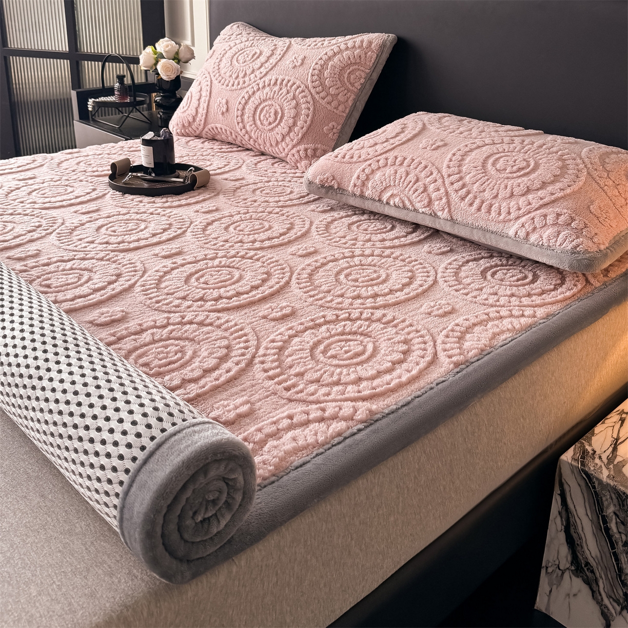 91家纺网 家纺一手货源 找家纺 （总）鑫姿席业 2025新款5D雕花绒床褥垫床垫