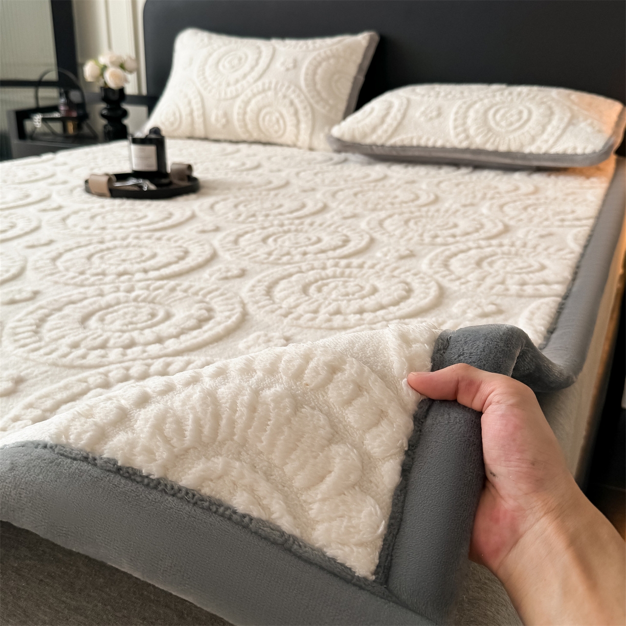 91家纺网 家纺一手货源 找家纺 鑫姿席业 2025新款5D雕花绒床褥垫床垫 饼干花-白