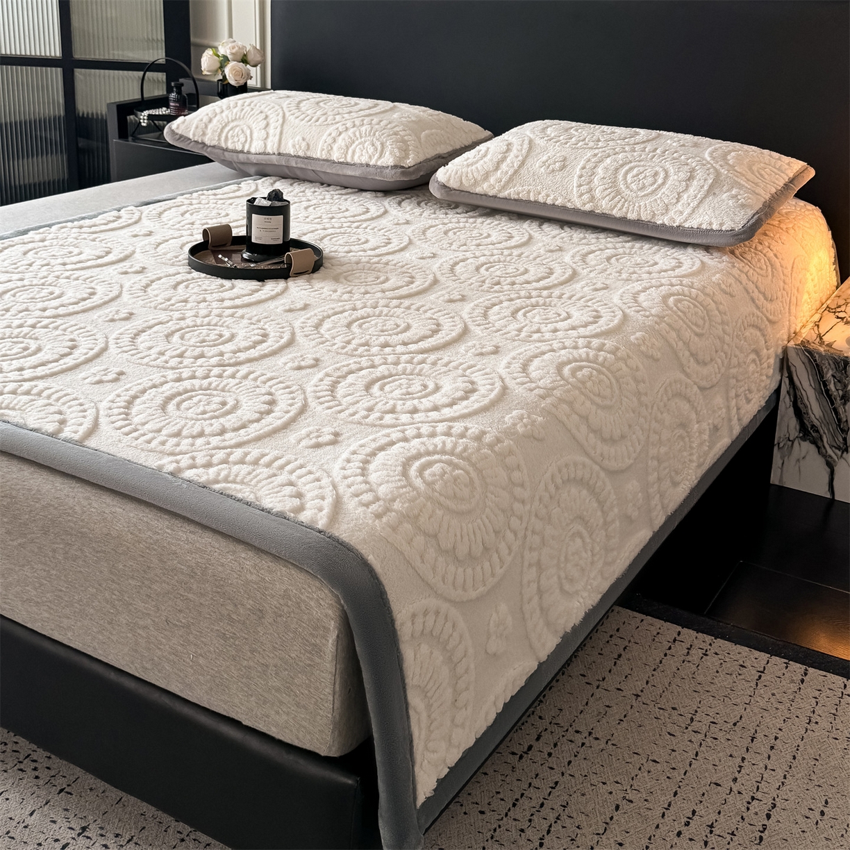 91家纺网 家纺一手货源 找家纺 鑫姿席业 2025新款5D雕花绒床褥垫床垫 饼干花-白