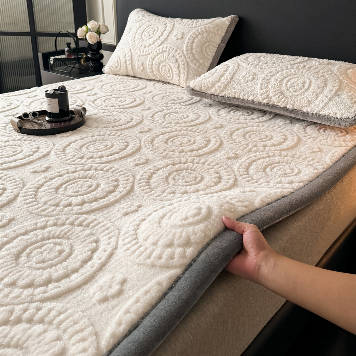 91家纺网 家纺一手货源 找家纺 鑫姿席业 2025新款5D雕花绒床褥垫床垫 饼干花-白