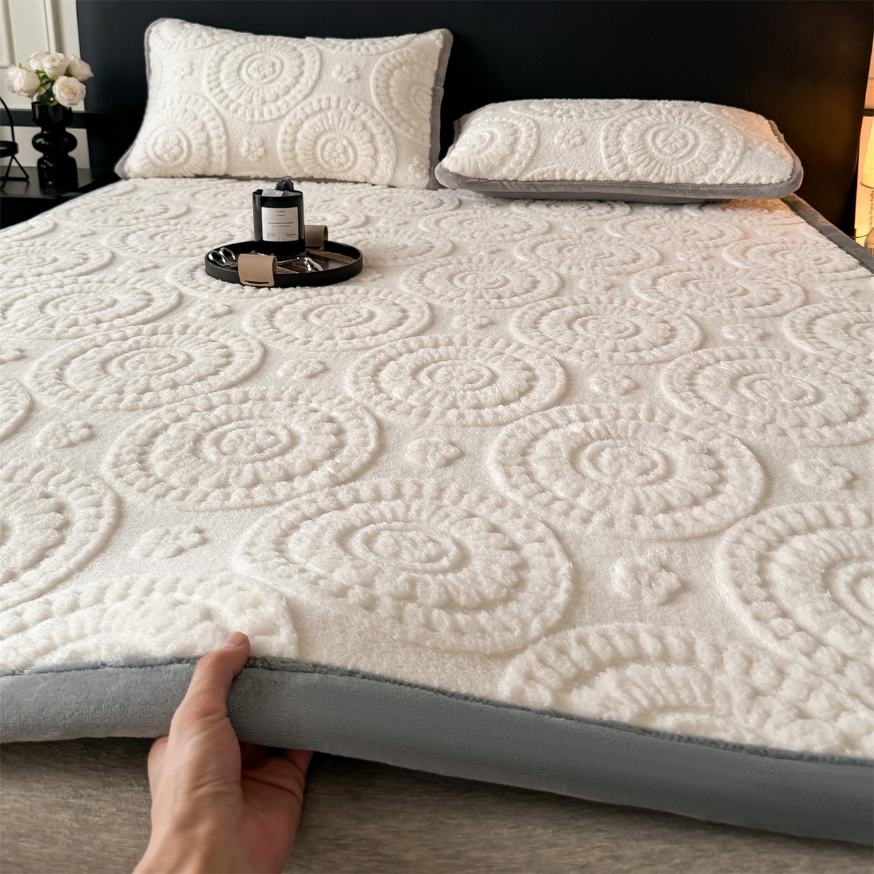 91家纺网 家纺一手货源 找家纺 鑫姿席业 2025新款5D雕花绒床褥垫床垫 饼干花-白