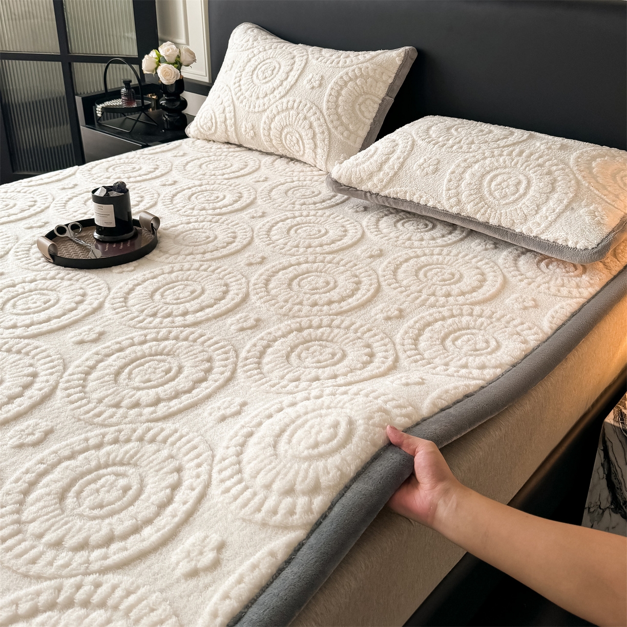 91家纺网 家纺一手货源 找家纺 鑫姿席业 2025新款5D雕花绒床褥垫床垫 饼干花-白