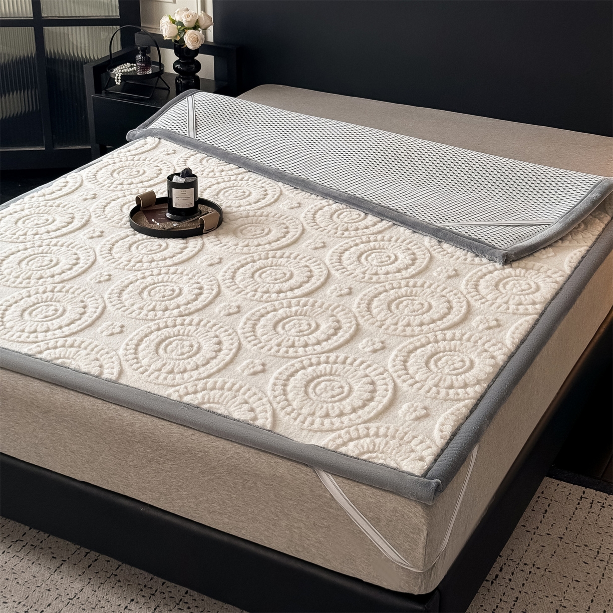 91家纺网 家纺一手货源 找家纺 鑫姿席业 2025新款5D雕花绒床褥垫床垫 饼干花-白