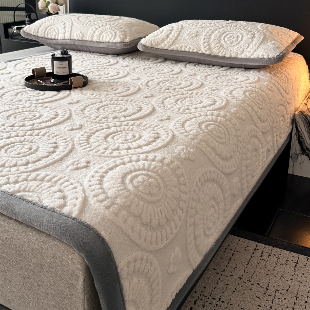 91家纺网 家纺一手货源 找家纺 鑫姿席业 2025新款5D雕花绒床褥垫床垫 饼干花-白