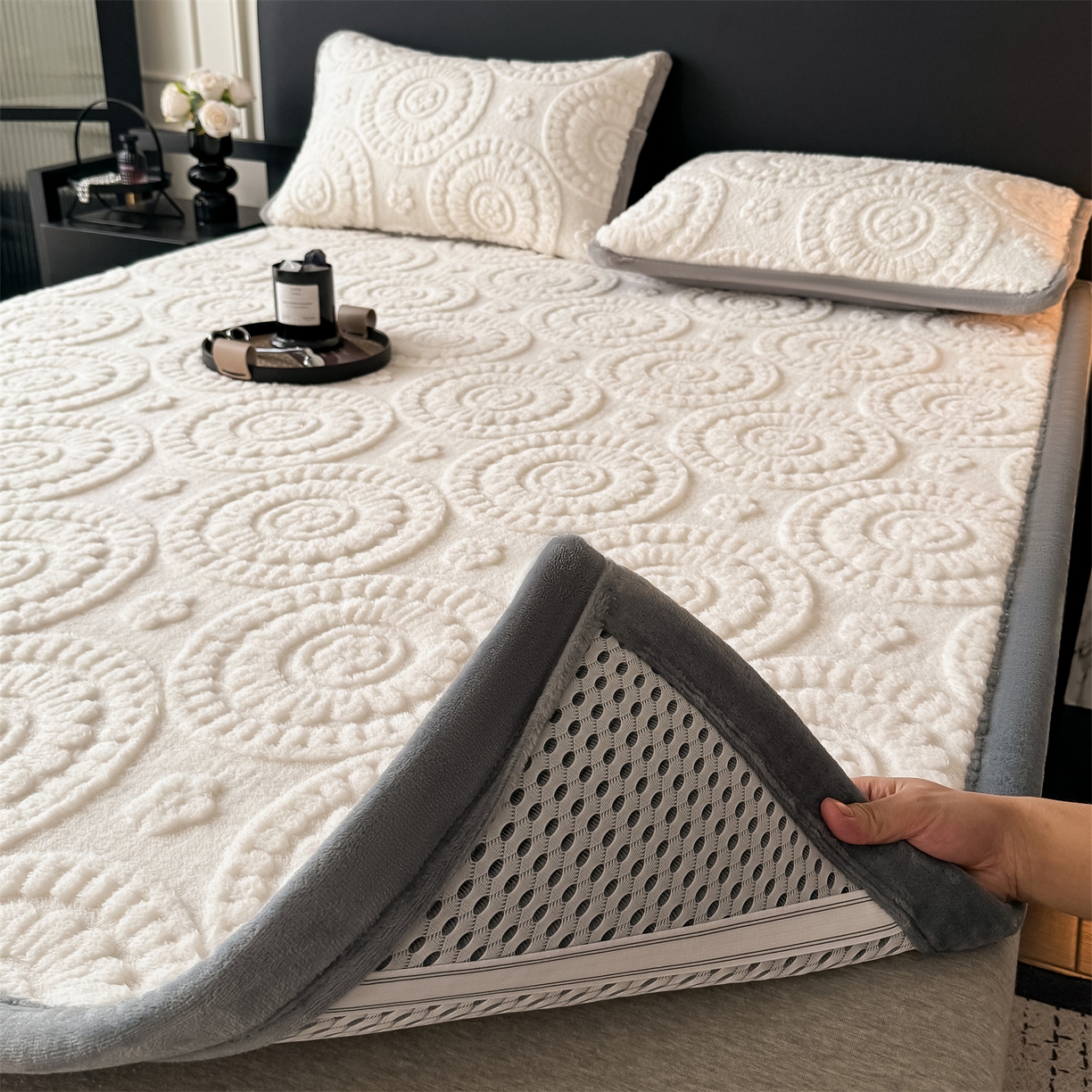 91家纺网 家纺一手货源 找家纺 鑫姿席业 2025新款5D雕花绒床褥垫床垫 饼干花-白