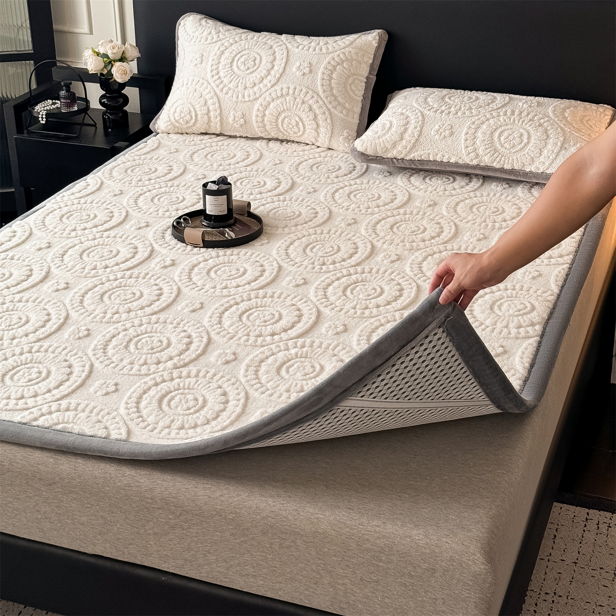 91家纺网 家纺一手货源 找家纺 鑫姿席业 2025新款5D雕花绒床褥垫床垫 饼干花-白