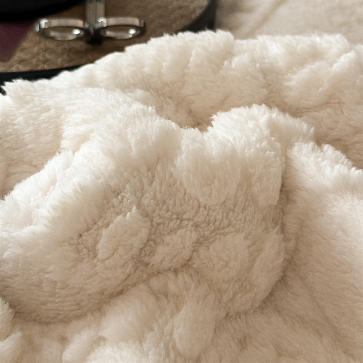 91家纺网 家纺一手货源 找家纺 鑫姿席业 2025新款5D雕花绒床褥垫床垫 饼干花-白