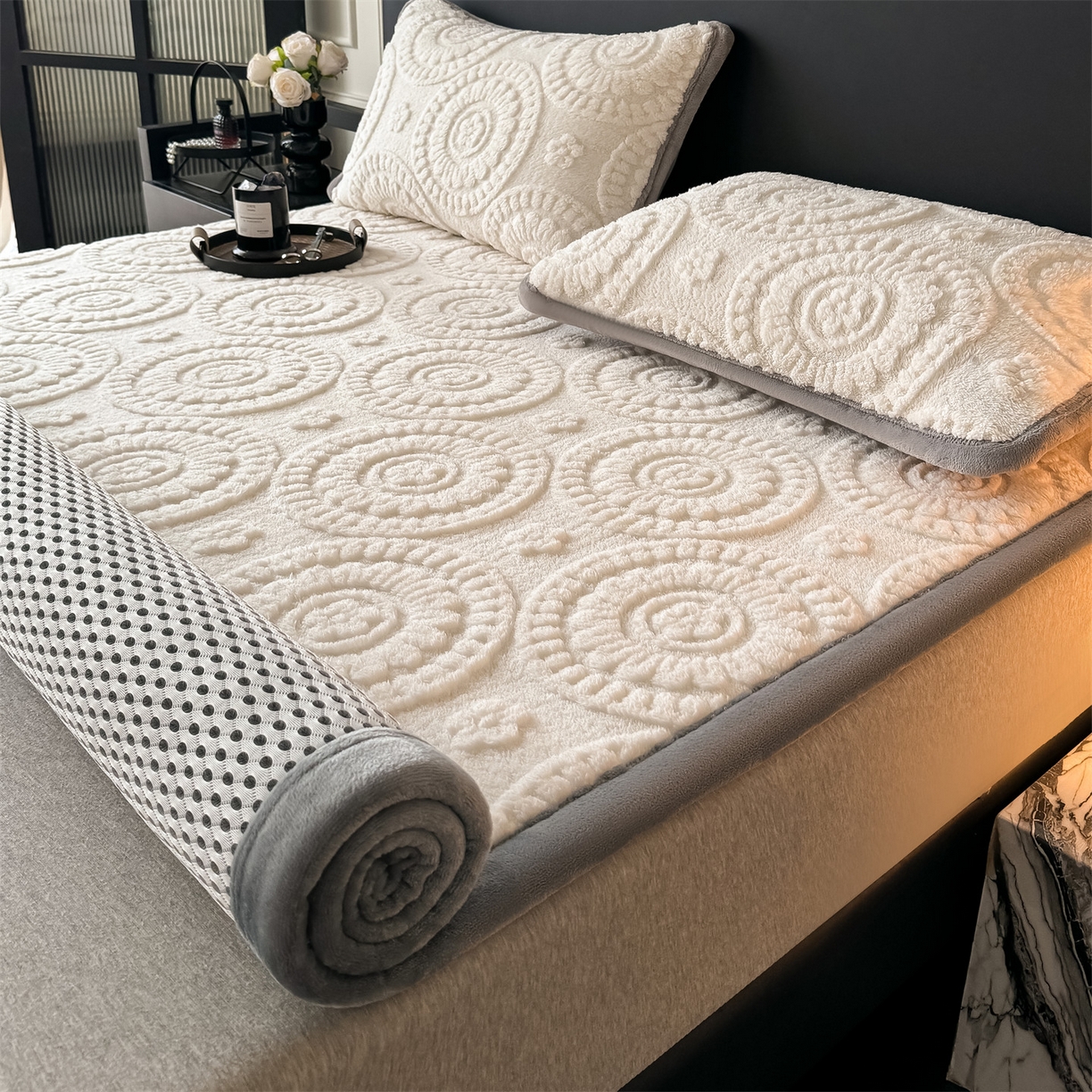 91家纺网 家纺一手货源 找家纺 鑫姿席业 2025新款5D雕花绒床褥垫床垫 饼干花-白