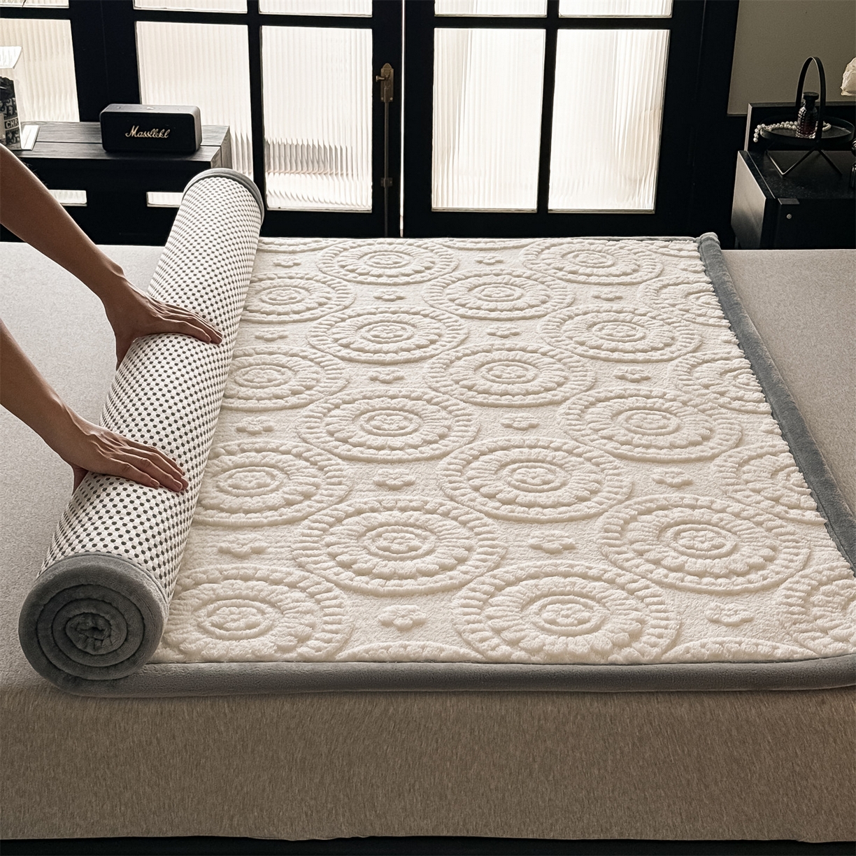 91家纺网 家纺一手货源 找家纺 鑫姿席业 2025新款5D雕花绒床褥垫床垫 饼干花-白