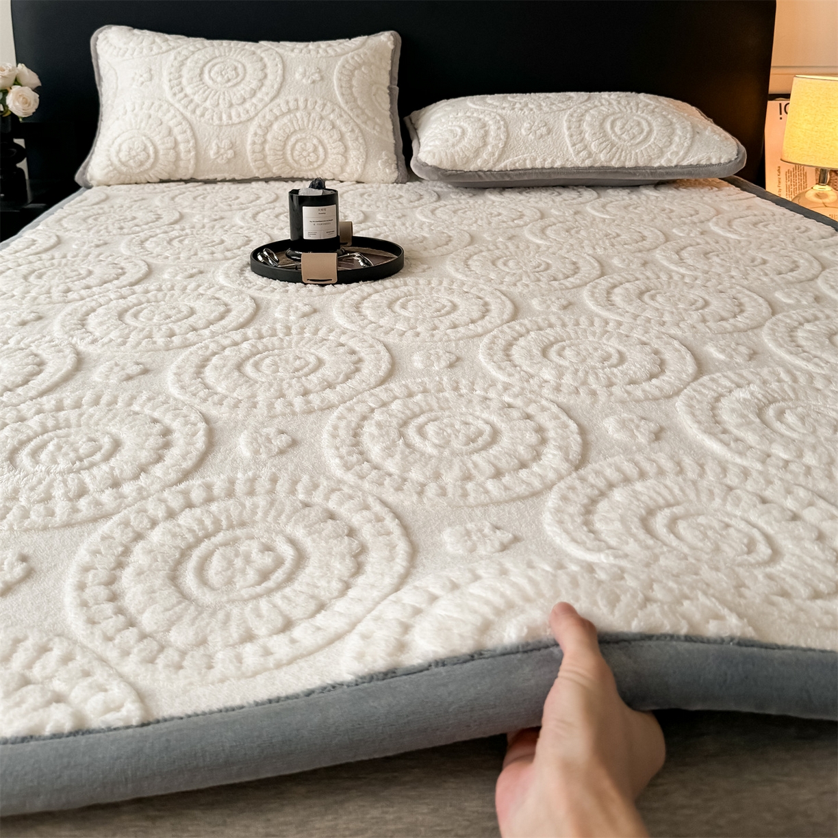 91家纺网 家纺一手货源 找家纺 鑫姿席业 2025新款5D雕花绒床褥垫床垫 饼干花-白