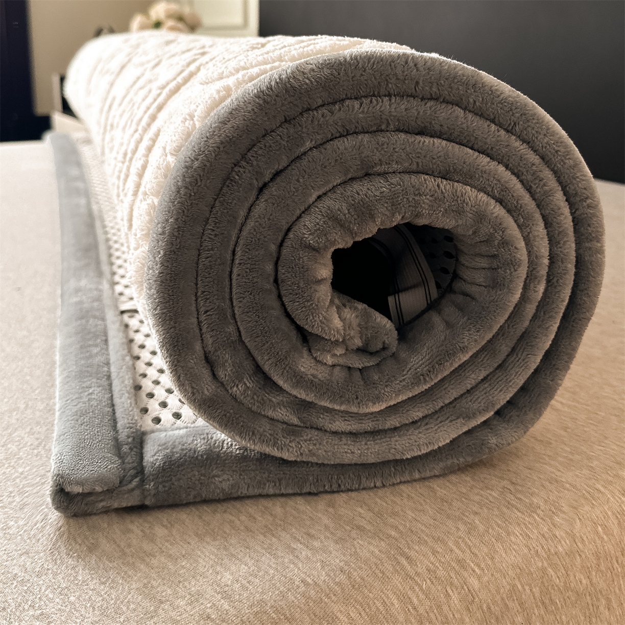 91家纺网 家纺一手货源 找家纺 鑫姿席业 2025新款5D雕花绒床褥垫床垫 饼干花-白