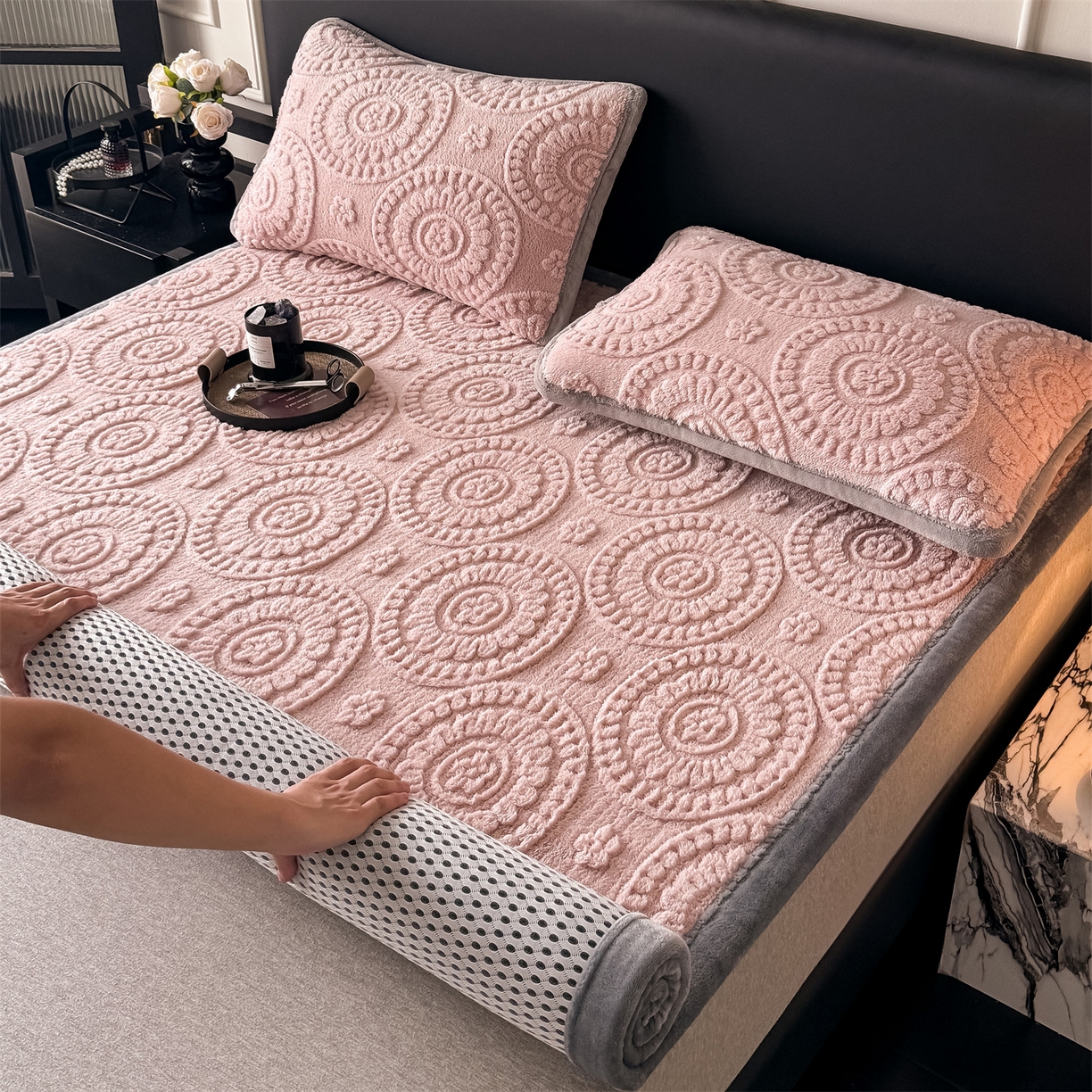 91家纺网 家纺一手货源 找家纺 鑫姿席业 2025新款5D雕花绒床褥垫床垫 饼干花-粉