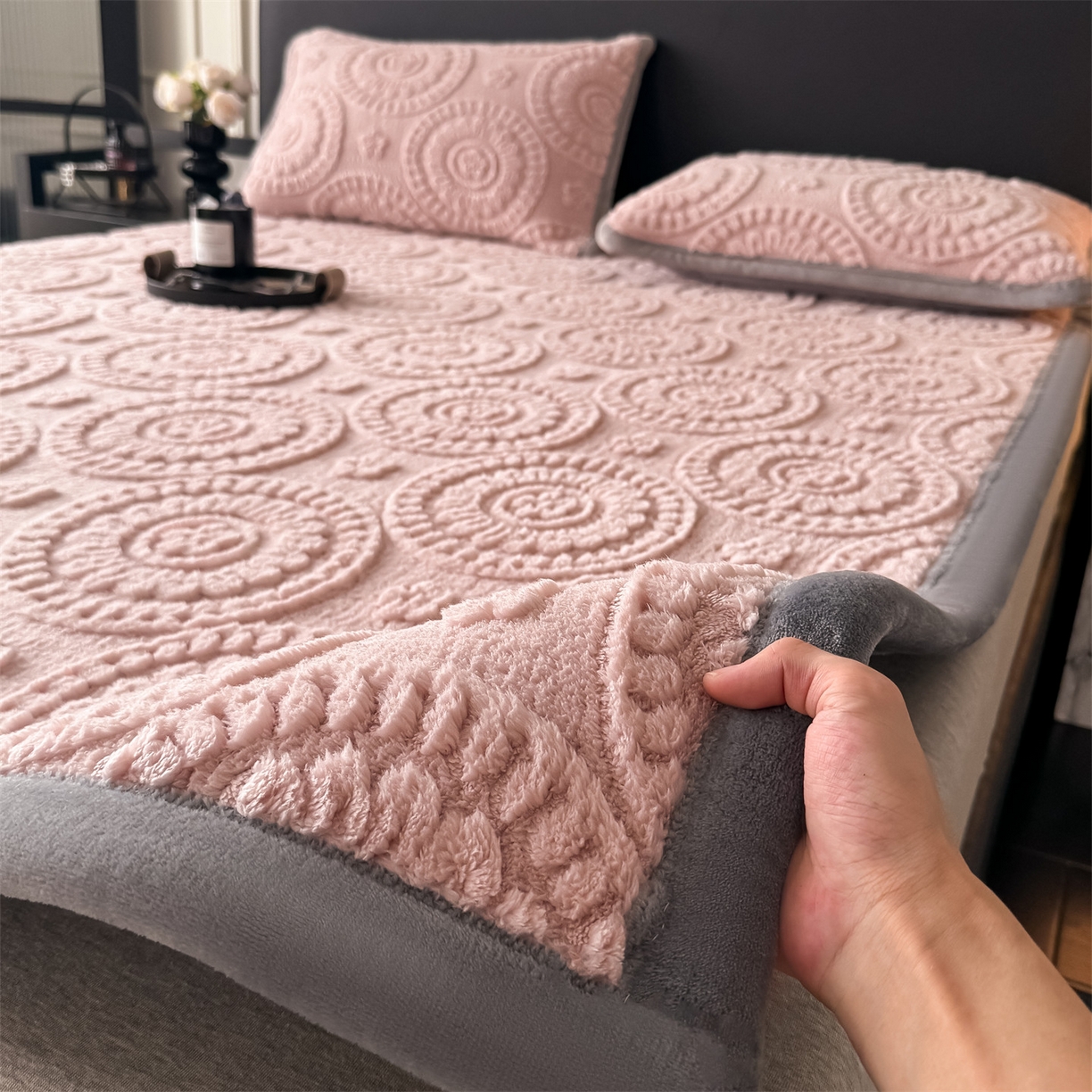 91家纺网 家纺一手货源 找家纺 鑫姿席业 2025新款5D雕花绒床褥垫床垫 饼干花-粉