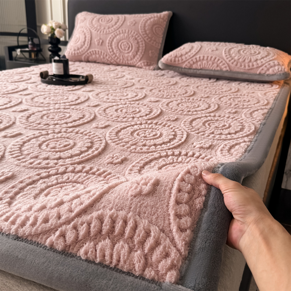 91家纺网 家纺一手货源 找家纺 鑫姿席业 2025新款5D雕花绒床褥垫床垫 饼干花-粉