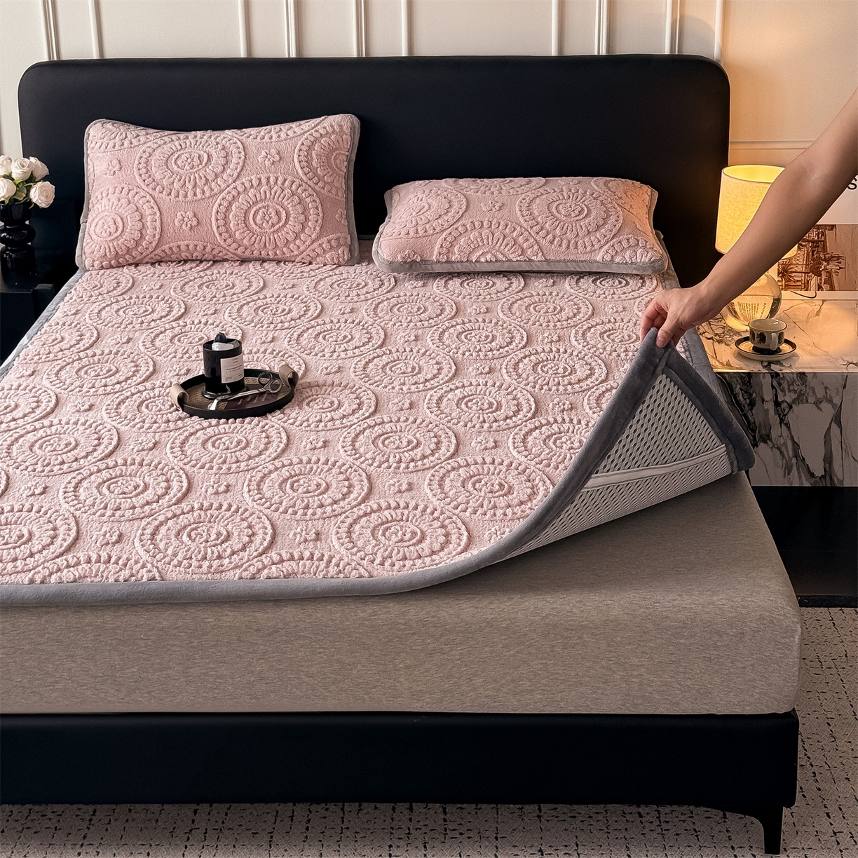 91家纺网 家纺一手货源 找家纺 鑫姿席业 2025新款5D雕花绒床褥垫床垫 饼干花-粉