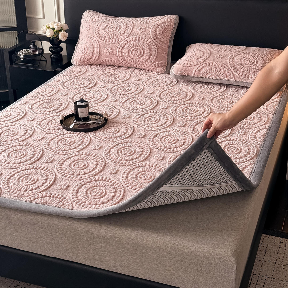 91家纺网 家纺一手货源 找家纺 鑫姿席业 2025新款5D雕花绒床褥垫床垫 饼干花-粉
